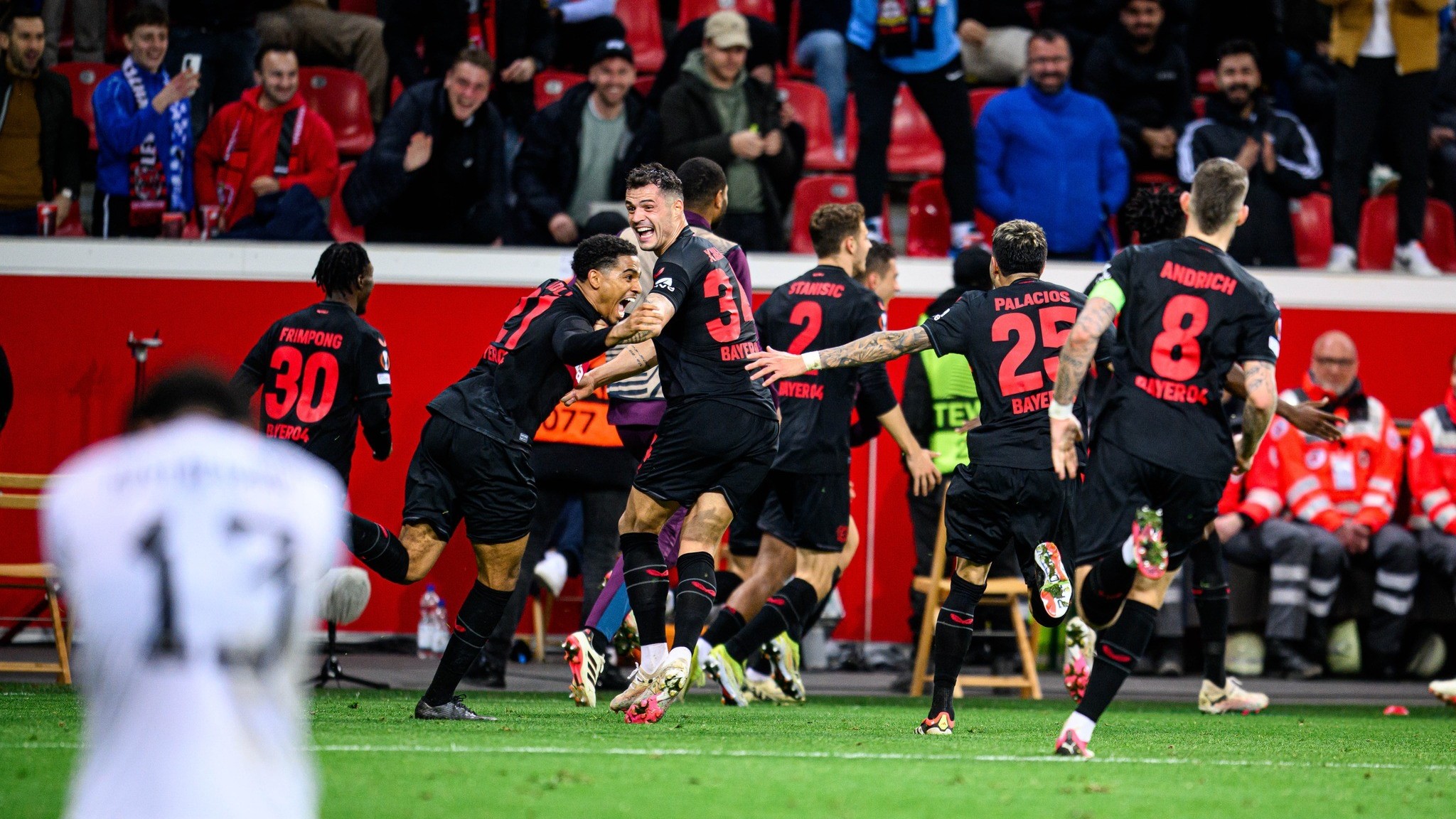 "Bayer" yerində qaldı, "Fənərbağça", "Qalatasaray" irəlilədi