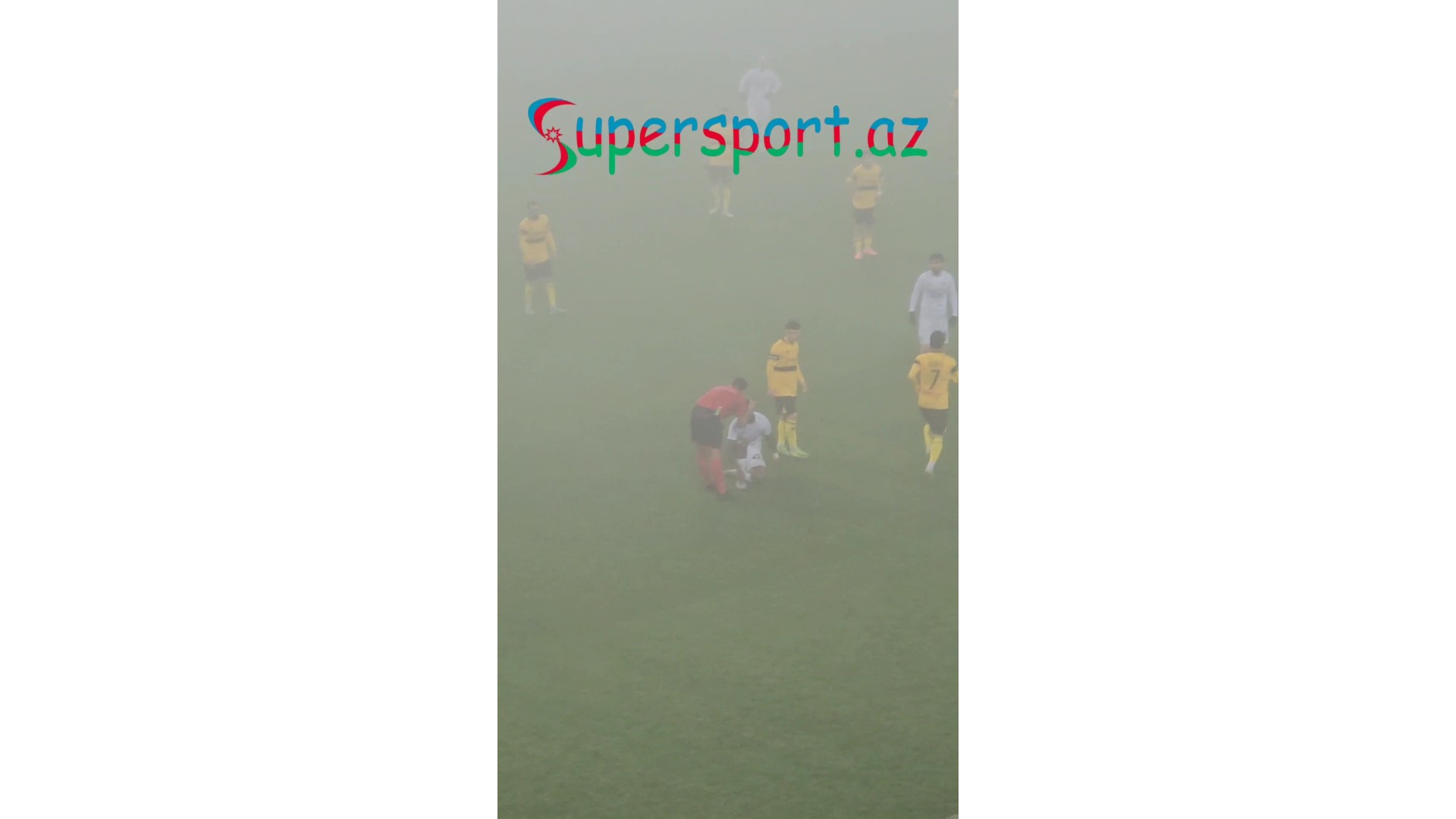 Video: Azərbaycanda hakim Rəvan Həmzəzadə futbolçunun başından öpdü 