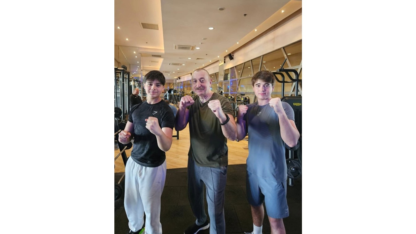 İlham Əliyev nəvələriylə idman zalında - Foto