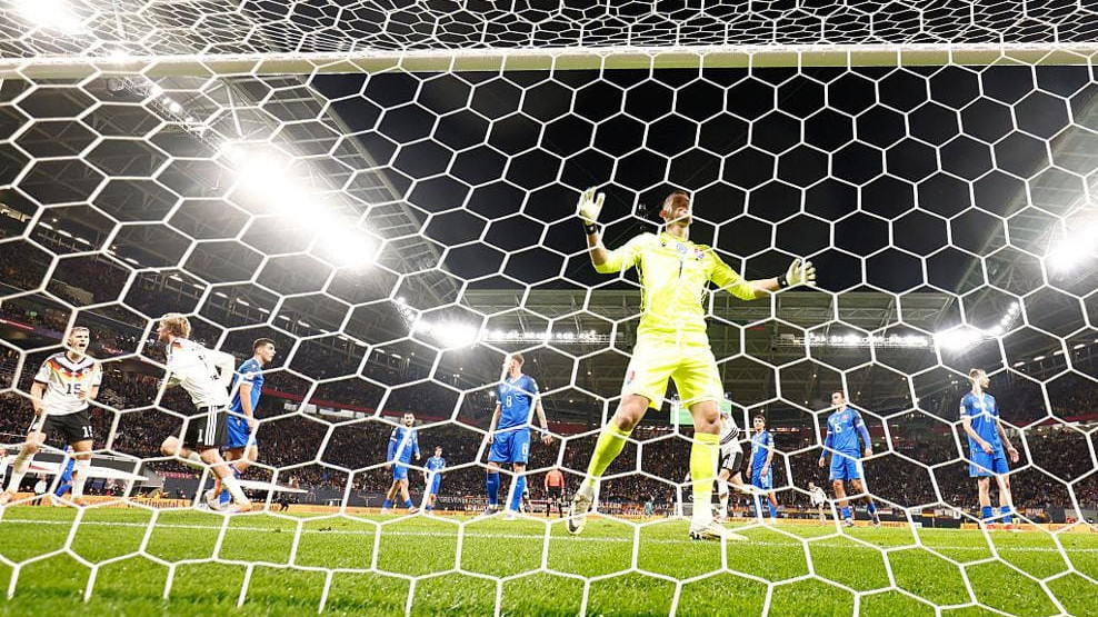 Üç yığma komanda final mərhələsində