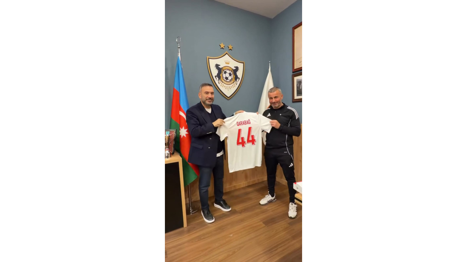 Qurban Qurbanova Türkiyə millisinin 44 nömrəli forması hədiyyə edildi - Video