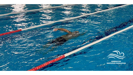 Cəmil Əliyev 10 saat fasiləsiz üzüb rekord vurdu - Foto