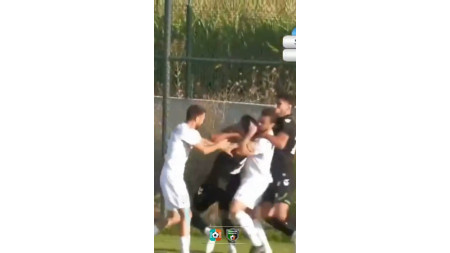 "Səbail"in futbolçusu "Sakaryaspor"la oyunda dava saldı, matç yarımçıq qaldı - Video