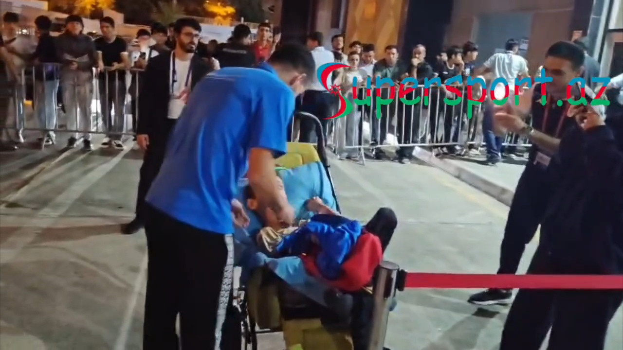 Emin Mahmudov azarkeşi sevindirdi - Video